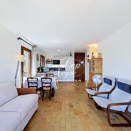 Mazet T2 Avec Balcon 4 Pers Hubac Bleu A Cavaliere Daire Le Lavandou