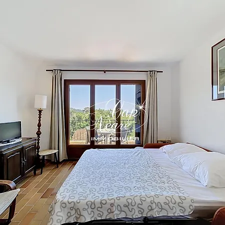 Mazet T2 Avec Balcon 4 Pers Hubac Bleu A Cavaliere Le Lavandou
